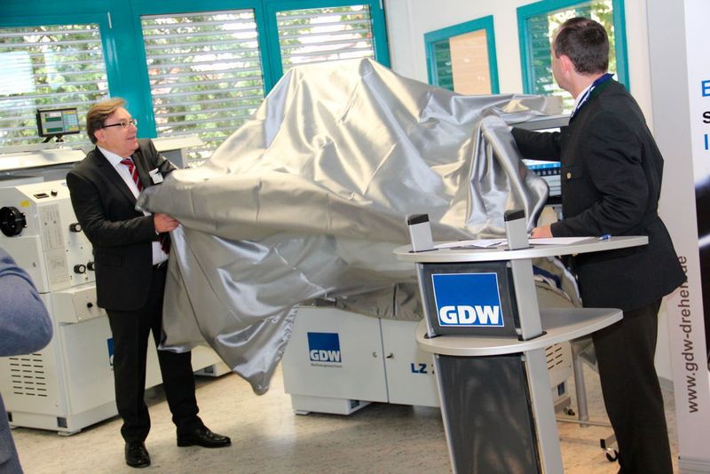 Hans Ort, geschäftsführender Gesellschafter und Hubert Aiwanger, MdL, Bundes- und Landesvorsitzender der Freien Wähler, enthüllen das „Objekt der Begierde“. (Sonnenberg)