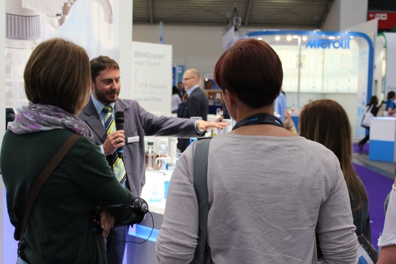 Erstmals in diesem Jahr veranstaltet die LABORPRAXIS Guided Tours und präsentiert die Neuheiten der Messe. Thema dieser Tour am 11.5.2016 um 14 Uhr war Liquid Handling. Vierter Stop der Führung war Brand. (Bild: Back/LABORPRAXIS)