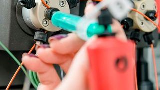 Um neue Erkenntnisse über die Transportwege in die Peroxisomen zu erlangen, analysiert das RUB-Team Proteine unter anderem mittels Chromatografie. (Bild: © RUB, Foto: Marquard)