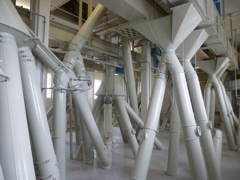 Abb.2: Blick in die Wegelogistik im Mischfutterwerk, hier das Verteilsystem für Rohwaren. (Bild: Austing Mischfutterwerk)