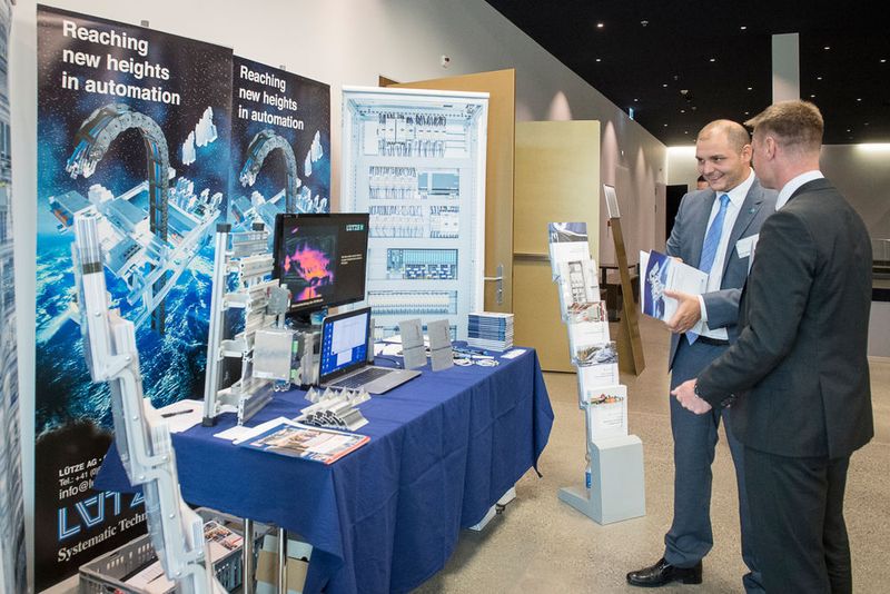 An den Ständen der Aussteller wurde rege diskutiert. (Thomas Entzeroth)