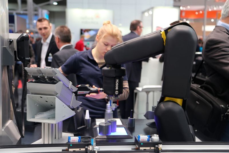Une collaboration exemplaire entre une femme et un robot, chacun travaille en collaboration avec son voisin. Ici sur le stand Bosch. (Image: JR Gonthier)