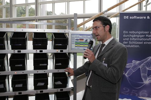Philipp Roessler (DE Software & Control, ) erläutert ein spezielles Pick-by-Light-System, das Übersicht und Transparenz in Montagelinien bringt.  (Archiv: Vogel Business Media)