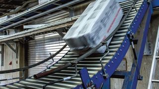 Die Produkte werden über zwei übereinanderliegenden Abwurfstrecken transportiert. Gliedkettenförderer sorgen für den schonenden Transport. (Bild: Haro)