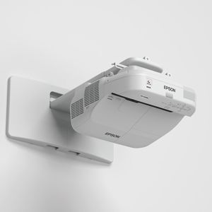 Die Geräte der Epson EB-1400er-Serie bieten Ultrakurzdistanzprojektion, die durch Stift oder Geste gesteuert werden kann.