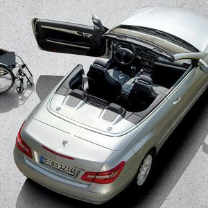 Das Mercedes-Benz E-Klasse Cabrio lässt sich ab Werk mit Fahrhilfen ausstatten.