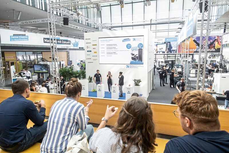 Die diesjährige AMB rückt die Fachkräftesicherung in den Fokus. Mit einem umfangreichen Rahmenprogramm werden Nachwuchstalente und Innovationen gefördert. Highlight der Messe ist der neue AMB Award, der herausragende Produkte und Technologien in der Branche würdigt. (Bild: Landesmesse Stuttgart GmbH)
