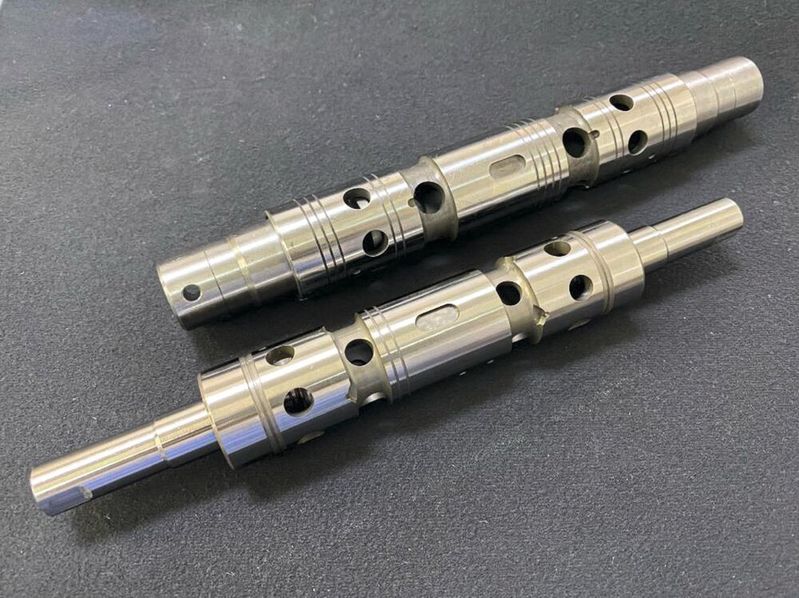 Beispiel für ein geschliffenes Werkstück: Werkzeughalter (Abmaße: Ø 60 x 120 mm; Material: Werkzeugstahl 55-60 HRC; Rundlauf: 0,001mm; Rauheit: Ra 0.4; Aufmaß: 0,2 mm).(Bild:  Okamoto)