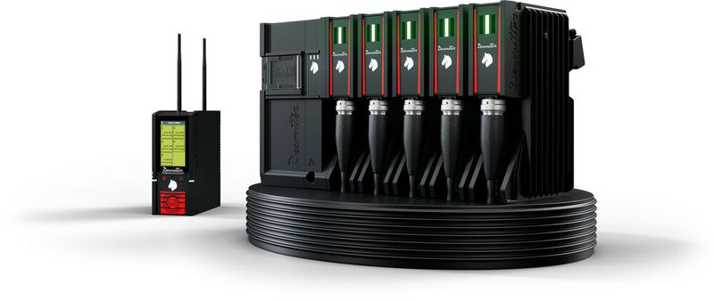 Die Desoutter-Schraubsysteme namens Multi werden aus der Ferne über die Connect-Plattform (links) gesteuert. Die Systeme selbst bestehen aus bis zu 40 Schraubspindeln, die ihre Schraubstellen im Endanzug synchron oder unabhängig voneinander abarbeiten können.  (Bild: Desoutter)