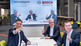 Unterzeichneten die Vereinbarung: (vorn v.l.n.r.) Thomas Schmall, Technik-Vorstand Volkswagen, Frank Blome, Gesamtleitung Batterie Volkswagen, Sebastian Wolf, Leiter Operations Batteriezelle Volkswagen, 
(hinten v.l.n.r.) Günter Krenz, Geschäftsleiter Bosch Manufacturing Solutions; Rolf Najork, Geschäftsführer der Robert Bosch GmbH; Aemen Bouafif, Referent der Bosch-Geschäftsführung. (Volkswagen)