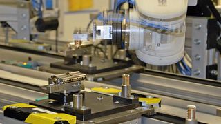 Das Werkstückträger- Transportsystem von Stein fährt die Roboter prozesssicher und positionsgenau an. (Stein Automation)