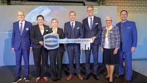 Mit der Schlüsselübergabe markiert Harting symbolisch den Abschluss der Werkserweiterung in Biel. Im Bild (v.l.n.r.): Senior-Chef Dietmar Harting, Glenda Gonzalez Bassi, Stadtpräsidentin Biel, Susanne Giehl, Managing Director Harting Biel, Andreas Conrad, Vorstand Operations, CEO Philip Harting, Senior-Chefin Margrit Harting und Dr. Sebastian Friess, Vorsteher des Amts für Wirtschaft für den Kanton Bern. (Bild: Harting)