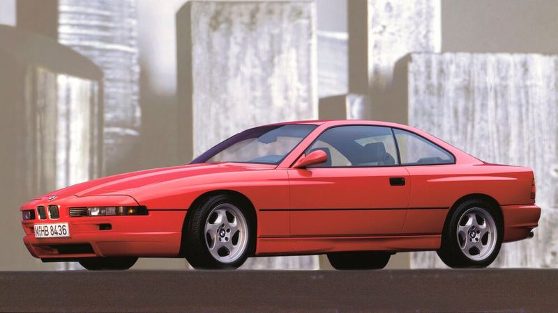 Der BMW 8er (werksintern E31) entstand unter der Leitung des BMW-Chefdesigners Claus Luthe. Er wurde im Sommer 1989 auf der IAA in Frankfurt vorgestellt und bis Mitte 1999 produziert. Anfangs war das Fahrzeug nur als 850i mit dem bereits vom BMW 750i bekannten Zwölfzylinder-Motor mit 220 kW/300 PS lieferbar. Im Spätsommer 1992 wurde die Baureihe um den 850CSi mit einem 280 kW/380 PS starken Zwölfzylinder nach oben ergänzt. Dieser wurde ausschließlich mit 6-Gang-Schaltgetriebe und einer mitlenkenden Hinterachse angeboten. (Bild: BMW AG)