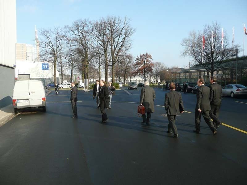 Messetreiben in Hannover an einem kalten, sonnigen Dienstag Morgen, nicht um 8.00 Uhr, sondern kurz nach 10.00 Uhr. Auch in den Messehallen sah es nicht voller aus. (Archiv: Vogel Business Media)