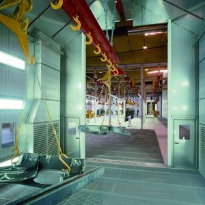 Bild 2: Die Werkstücke aus der Produktion müssen vor dem Grundieren und Lackieren gründlich gereinigt werden. Dafür steht eine moderne Waschkabine mit automatischen Rolltoren zur Verfügung. Bild: Vollert