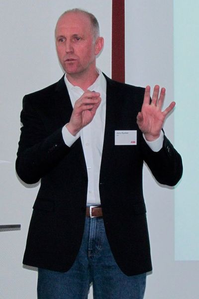 Jens Kunkel, Product Marketing Director EPPC bei ABB, stellt System pro E power vor, eine neuartige Lösung für primäre Schaltanlagen bis 6.300 A mit einem Kurzschlussstrom bis 150 kA. Im Zusammenspiel mit vollständig integrierbaren, intelligenten Schaltkomponenten soll das modulare Gehäusesystem eine durchgängige Lösung für die Haupt- und Energieverteilung in Infrastruktur, Gebäude- und Industrieapplikationen darstellen. (S.Häuslein/konstruktionspraxis)