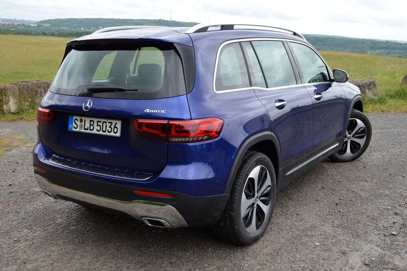 Das kompakte SUV basiert auf der Plattform der A-Klasse, kommt aber in der Raumnutzung fast an die C-Klasse heran. (Bild: »kfz-betrieb«/ Rehberg)