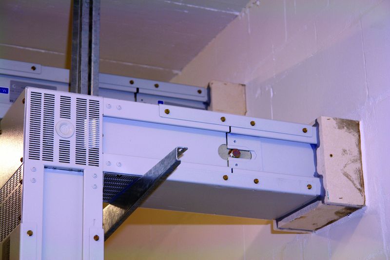 Schienenverteiler-Systeme Sivacon 8PS von Siemens ermöglichen eine einfache und wirkungsvolle Brandabschottung, wie das Beispiel einer Schiene vom Siemens-Typ LD zeigt. (Archiv: Vogel Business Media)