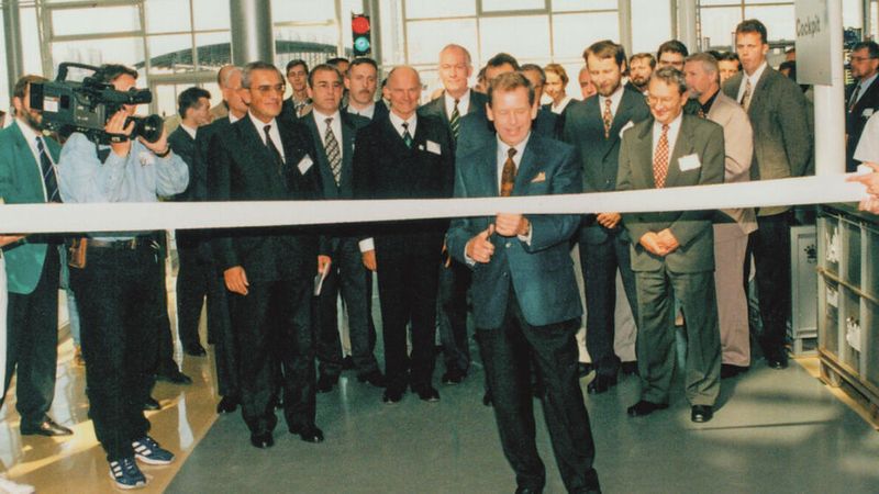 Der damalige tschechische Präsident Václav Havel durchschnitt am Dienstag, dem 3. September 1996, das Band zum Start der Serienproduktion des Octavia. (Bild: Škoda)