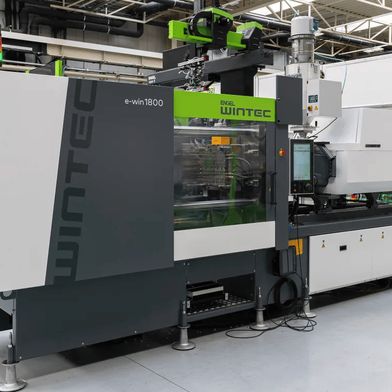 Die Komplettlösung aus Wintec e-win 1800 und neuem Viper 6 vereint Spritzgießmaschine und Automation in einer aufeinander abgestimmten Fertigungszelle. (Bild: Engel)