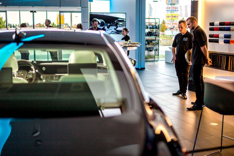 Das neue Lexus-Forum ist trotz einer neu eingezogenen Wand nicht komplett vom Toyota-Autohaus getrennt.  (PK | Fotografie www.pkfotografie.com Philipp Kirschner)