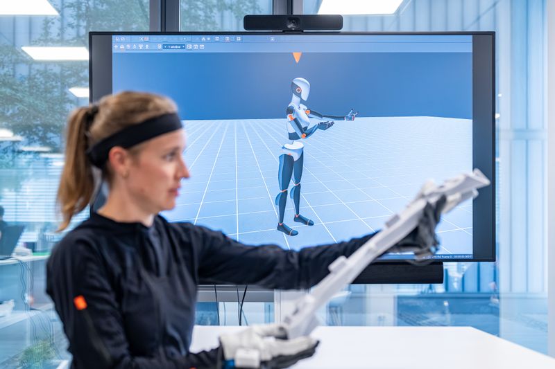 Diese verbinden Bildinformationen, Sprachverständnis und Handlungen des Roboters. Ziel ist ein modulares Robotik-Ökosystem, in dem unterschiedliche Systeme zusammenspielen. So entsteht eine technische Basis für neue Funktionen und vielfältige industrielle Anwendungsfälle. (Bild: BMW)