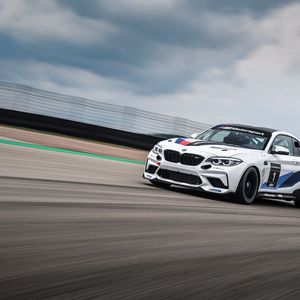 Der BMW M2 CS Racing ist ein waschechter Rennwagen für die Rundstrecke.(Bild:  BMW)
