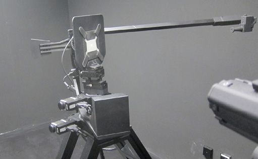 Hinter der Tür "Optische Messung I" der Aufbau zur Messung des Streulichts. Rechts im Bild die Lichtquellen (eine Xenon- und vier Laserquellen). Darüber der Messkopf. Er fährt verschiedene Positionen an, um die winkelabhängige Streuung zu erfassen. Die beispielhafte Probe, mittig als weiße Folie zu erkennen. (Bild: Digital Engineering Magazin)