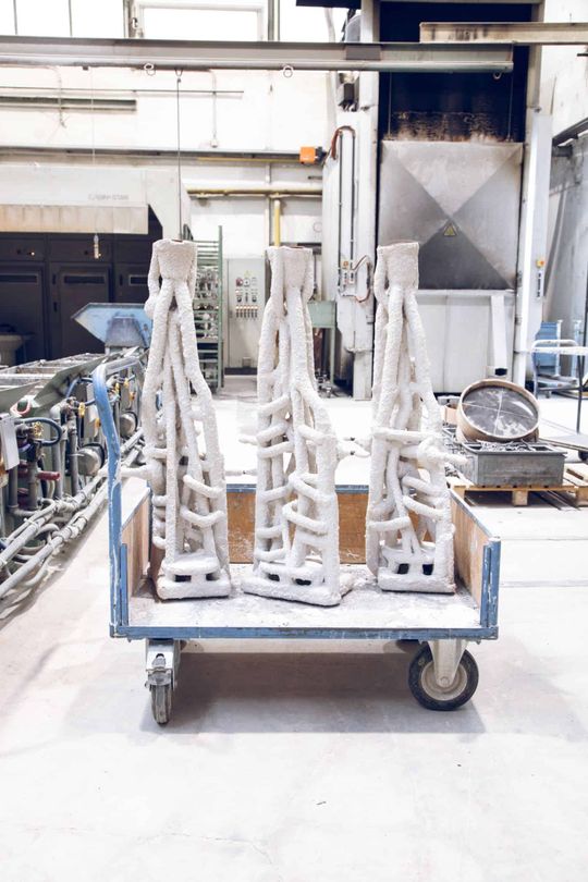 (Vom Modell zur Gussform: In der Gießerei werden die 3D-gedruckten Modelle aus Polymethylmethacrylat, kurz PMMA, mit Keramik ummantelt und anschließend ausgebrannt. Die übrigbleibende, hohle Keramikform bietet die optimale Basis für eine perfekt gestaltete Struktur. Bildquelle: Gratz/voxeljet)