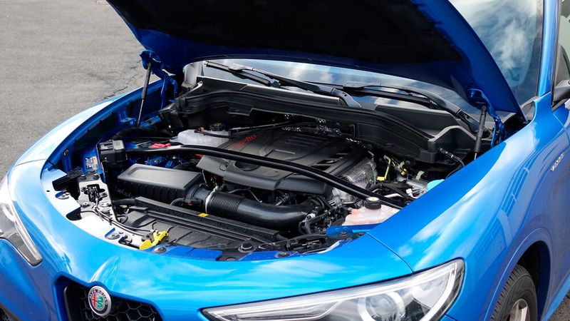 Für das Jahr 2027 hat Alfa sich zum Ziel gesetzt, kein Modell mehr mit Verbrennungsmotor auszuliefern. Im Stelvio ist davon aber noch nichts zu sehen. Hier arbeitet ein konventionneller Verbrenner. (Bild: Schreiner – »kfz-betrieb«)