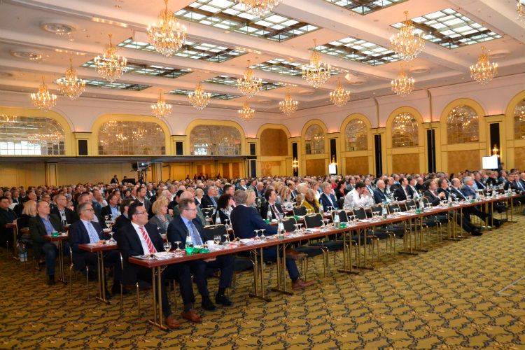 Gut 600 Ford-Händler waren zur diesjährigen Hauptversammlung des Ford-Partnerverbands angereist, die im Berliner Maritim-Hotel stattfand. (Mauritz/»kfz-betrieb«)