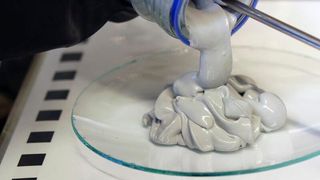 Das ist ist die sogenannte Powerpaste des Fraunhofer-IFAM. Sie kann Wasserstoff chemisch speichern, um diesen Energielieferanten der Zukunft auch für E-Scooter et cetera nutzbar zu machen. (Fraunhofer-IFAM)