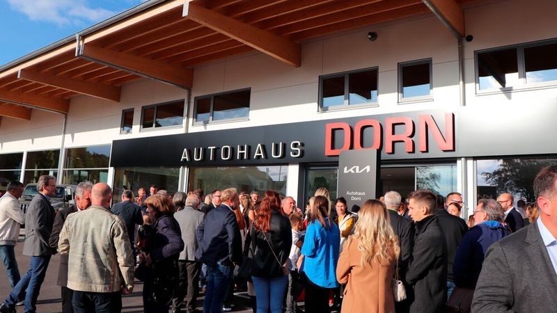 Die gut 10.000 Stammkunden des Autohauses Dorn hatten den Bau mit großem Interesse verfolgt. (Bild: Autohaus Dorn)