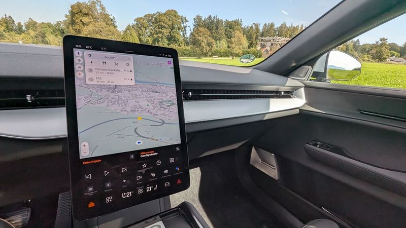 Sämtliche Sicherheits-, Komfort- und Infotainment-Funktionen werden über den Touchscreen gesteuert, der im Polestar 3 hochkant platziert ist. Nicht nur die Außenspiegel und das Lenkrad werden darüber eingestellt, auch der Kofferraum lässt sich darüber öffnen. Unter dem Strich muss man aufpassen, sich von der schieren Fülle an einstellbaren Funktionen nicht vom Verkehr ablenken zu lassen.   (Bild: Mauritz – VCG)