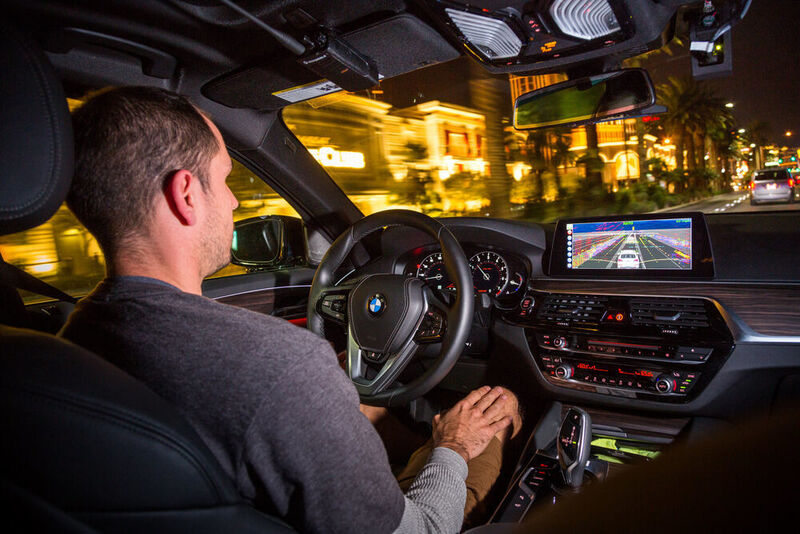Unterwegs im Robotaxi: Faahrdienstvermittler Lyft und Technologiezulieferer Aptiv taten sich zur CES 2018 zusammen, um selbstfahrende Taxis während der Messe in Las Vegas zur Verfügung zu stellen. (dpa - Bildfunk)