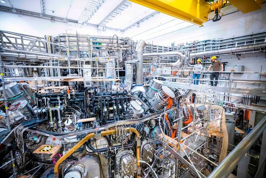 Mit der Unterstützung von „EUROfusion“ betreibt das IPP in Greifswald das weltweit größte und leistungsfähigste Stellarator-Experiment.(Bild:  Max-Planck Institut)