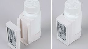 Ein wiederverwendbares Adapter-System aus Kunststoff ermöglicht die sichere Anbringung des Digital Display Labels an verschiedenste Verpackungsformen – von Blister-Wallets bis hin zu Vials.  (Bild: Schreiner Medipharm)