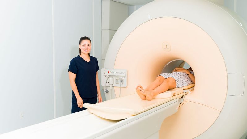 Metallische Gegenstände wie Kabel können im MRT durch die Luft fliegen oder sich erhitzen. (Bild: ©  AntonioDiaz - stock.adobe.com)