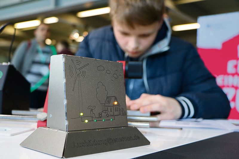 Enercon beteiligt sich auch am Tec2You-Projekt. Hier können Schüler dieses Objekt nachbauen, inklusive Gehäuse falten und Platine mit Lichtern einlöten. (Gillhuber)