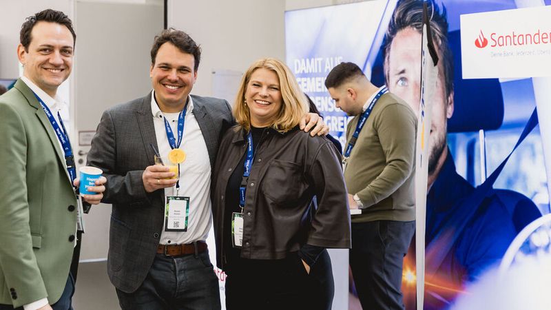 Ebenso wie das Team von Santander, einem weiteren Premiumpartner des Kongresses. (Bild: Stefan Bausewein)