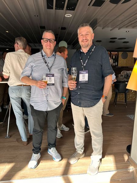 Gianluca Civilla und Arndt Kleibl (r., Beltronic Neseco IT) sind extra aus der Schweiz angereist. (Bild: Vogel IT-Medien)