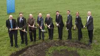 Spatenstich in Schwaig, Oberding: Maximilian Veit, Thomas Marufke, Bürgermeister Helmut Lackner, Josef Neureder, Dr. Karheinz Bourdon, Landrat Martin Bayerstorfer, Martin Straßer, Andreas Breuer, Frank Siegmund (von links) gaben gemeinsam den Startschuss für den Bau einer neuen Montagehalle der Krauss-Maffei Automation.  (Bild: Kraus-Maffei)
