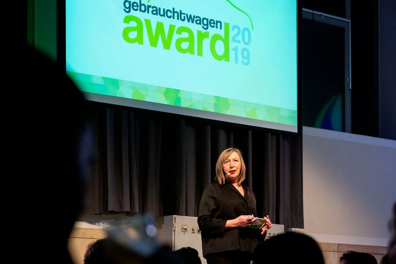 Silvia Lulei, Chefredakteurin von »Gebrauchtwagen Praxis«, führte durch den Abend. (Stefan Bausewein)