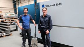 Von rechts: Thomas Hofele, Geschäftsführer der Hofele Blechbearbeitung GmbH, und sein Sohn, Industriemeister Chris Hofele, sind von der Zusammenarbeit mit Trumpf überzeugt. Beide einhellig: „Auch wenn wir als Schwaben gerne mal sparsam sind und Trumpf definitiv kein Billiganbieter ist, fühlen wir uns dort aufgrund einer ehrlichen und kompetenten Beratung immer gut aufgehoben.“ (Bild: Trumpf)