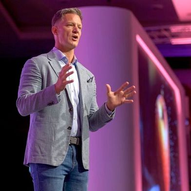 Boomi-CEO Steve Lucas will die KI-Kosten seiner Kunden mehr als halbieren: Auf der Boomi World Tour 2026 präsentierte er die neue Governance-Strategie für agentische KI. (Bild: Jamie Gray)
