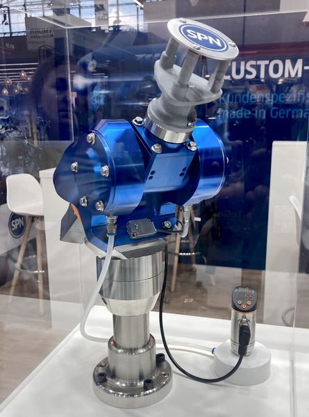 Diese elektromechanische Schwenkeinheit von SPN ersetzt eine pneumatische Lösung in der Automobilindustrie. Sie dient dem Transfer und dem Greifen von Bauteilen. (Bild: Stefanie Michel)