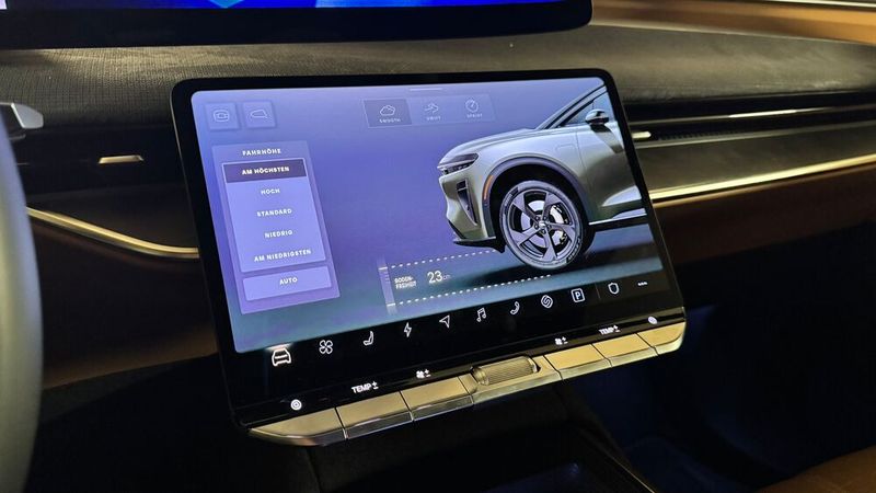 Per Display lässt sich die Fahrzeughöhe bequem einstellen – eine von vielen Funktionen, die über die großzügigen Bildschirme gesteuert werden. (Bild: Schreiner – »kfz-betrieb«)
