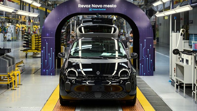 The Twingo E-Tech Electric rolls off the production line in Novo mesto, Slovenia(Image: Renault)