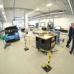 Die gute Schalldämmung sorgt für ein angenehmes Lernklima auch in den Werkstätten des Kompetenzzentrums für Elektromobilität.(Bild:  Zietz/»kfz-betrieb«)