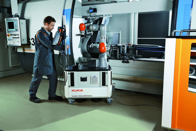 Die Zusammenarbeit zwischen Kuka Robotics und Kuka Systems findet auf allen Gebieten statt. Ein Beispiel der Zusammenarbeit im Bereich Maschine Tool Automation ist das Be- und Entladen einer Reibschweißmaschine mit dem Kuka Flexfellow von Kuka Sytsems und dem Kuka LBR iiwa von Kuka Robotics. (Kuka)